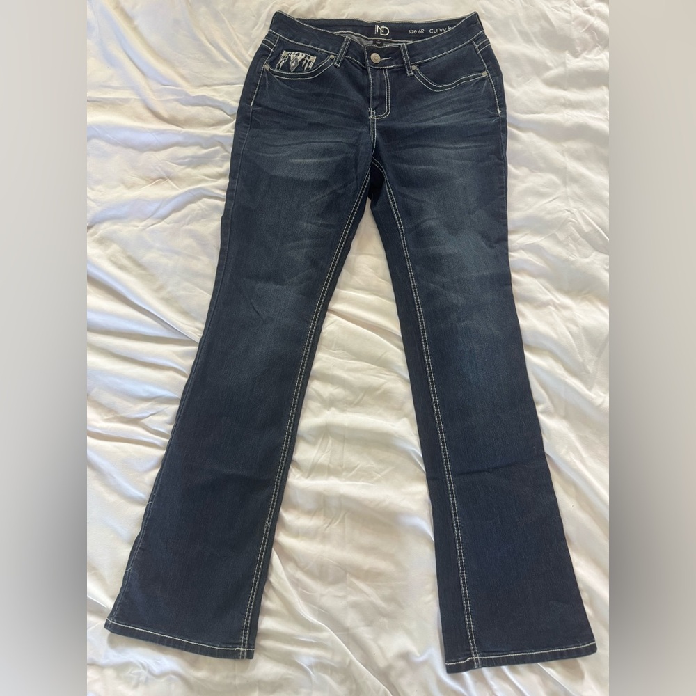 ND curvy boot jeans 6R. Dark wash, embellished pockets. Never worn. No flaws.